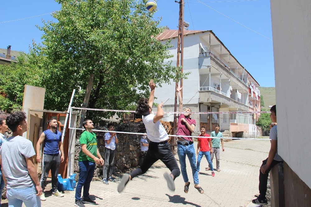 İnşaat ipiyle voleybol oynayan çocuklara jest 