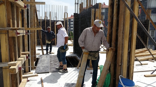 İnşaat işçileri sıcakla böyle baş ediyor