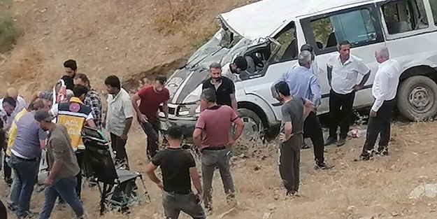 İnşaat işçilerini taşıyan midibüs uçuruma yuvarlandı