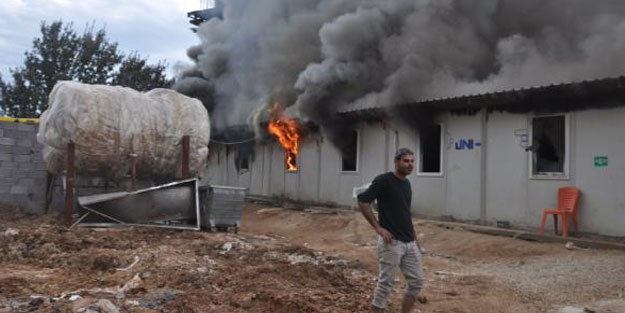 İnşaat işçilerinin kaldığı prefabrik yatakhaneler yandı