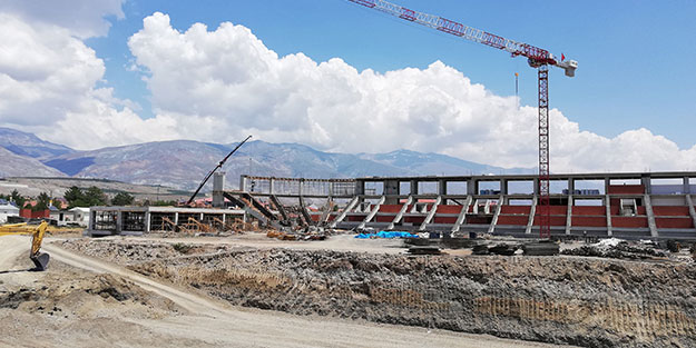 İnşaat işçisi 4 metreden yere düştü