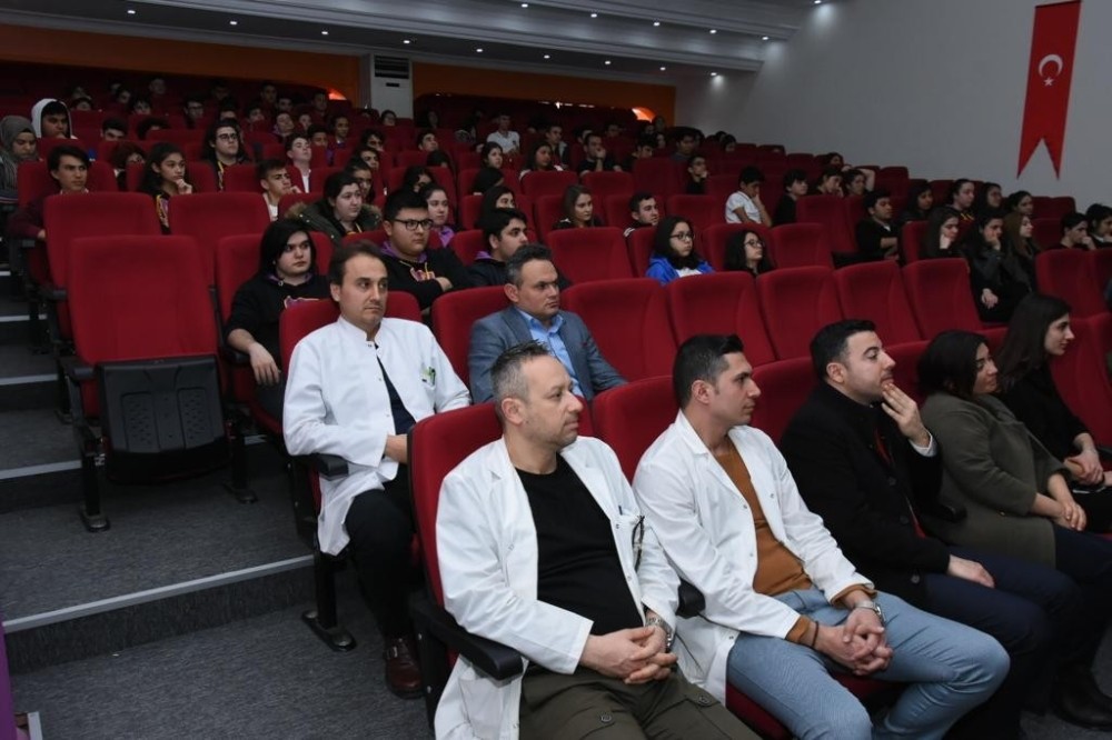 İnşaat işçisi olarak çalıştığı okulda 27 yıl sonra konferans verdi 