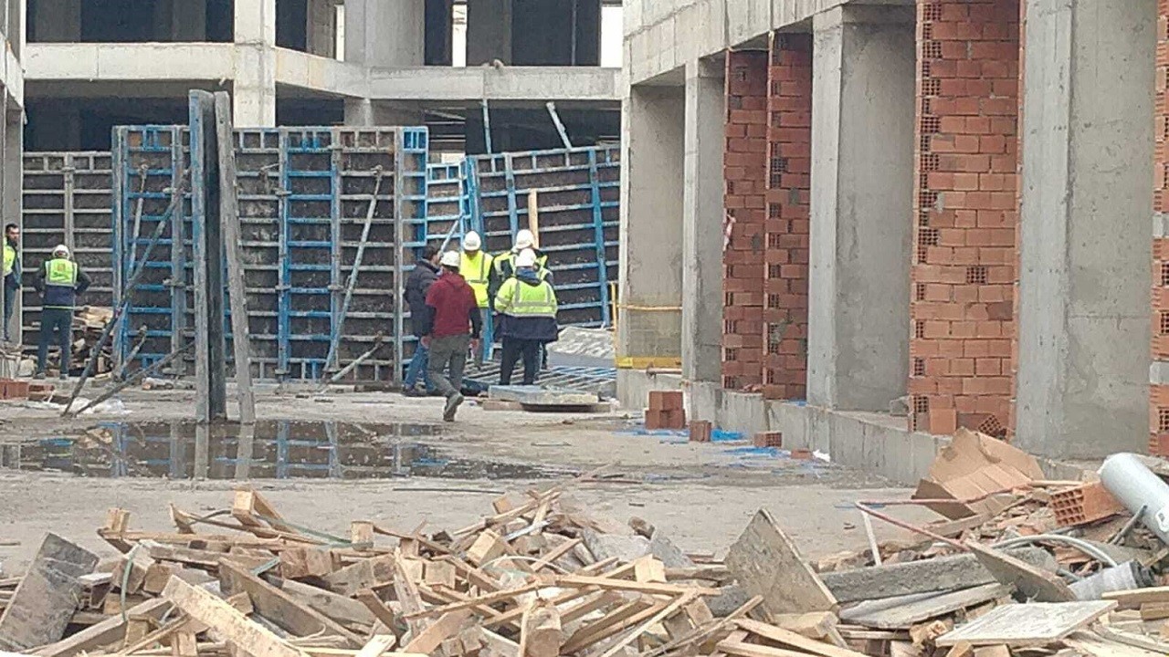 İnşaat işçisi tonlarca ağırlığın altında kaldı!