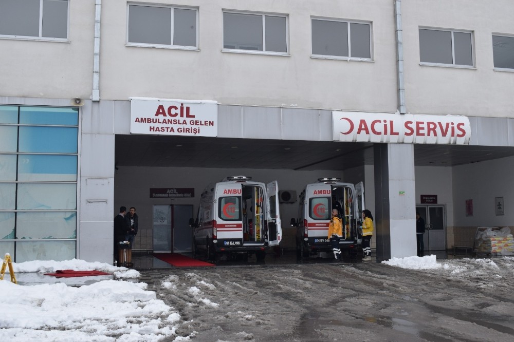 İnşaat iskelesi devrildi: 2 yaralı 
