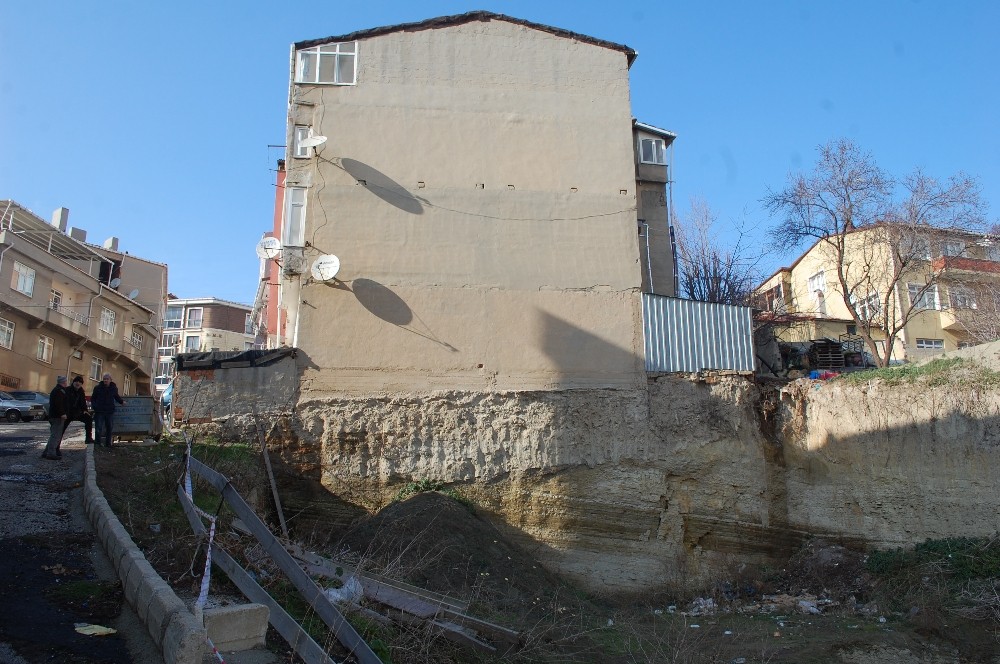 İnşaat kazısı bina sakinlerini korkutuyor 