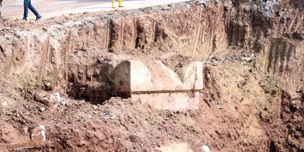 Kepçeyi vurdu! Çıkanı görünce şaşkına döndüler...