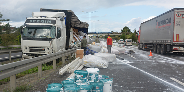 İnşaat malzemesi yüklü tır refüje girdi