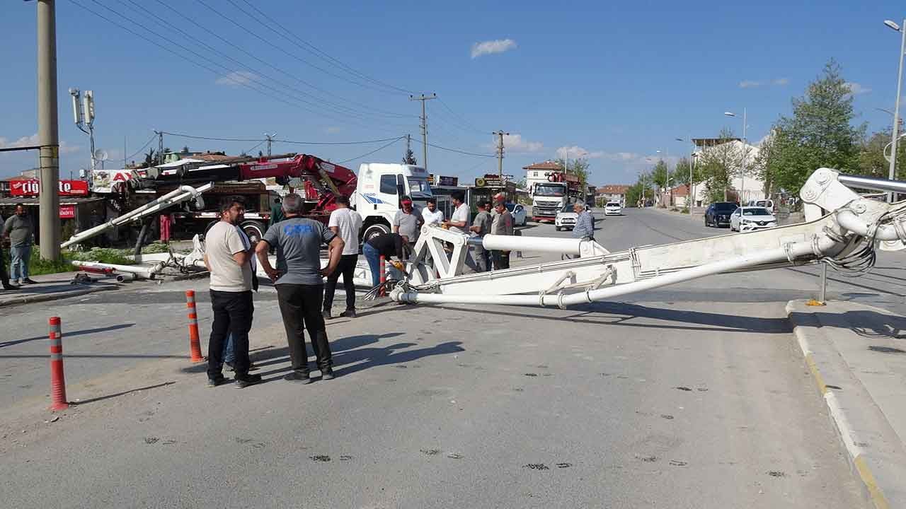 İnşaat sahasında facianın eşiğinden dönüldü! Beton pompası yola devrildi!