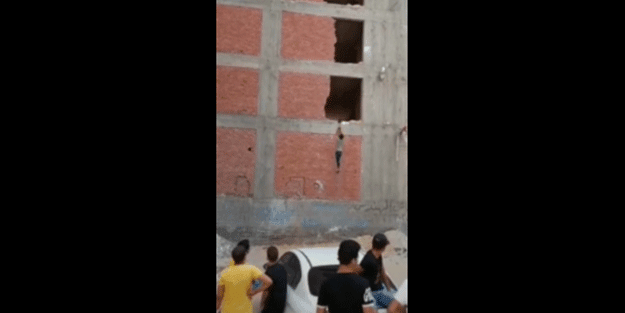 İnşaat vincinden ölüm asansörü yaptılar! O anlar sosyal medyada viral oldu