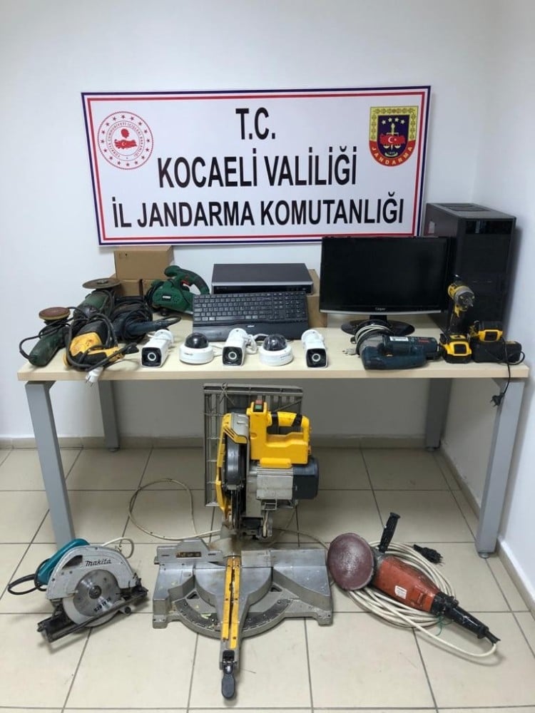 İnşaata giren hırsızları lastiği patlayan araçlarını taşıdığı çekici ele verdi 