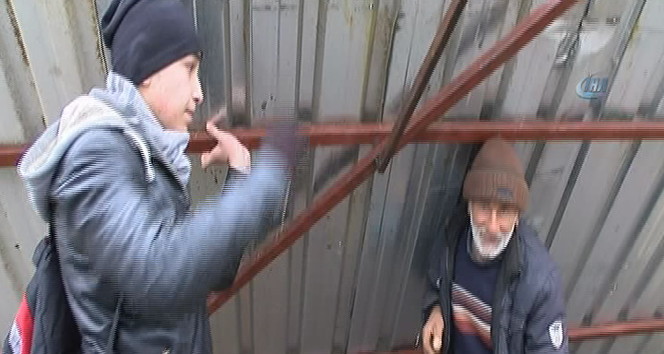 İnşaatı çevreleyen panel, otobüs durağına devrildi