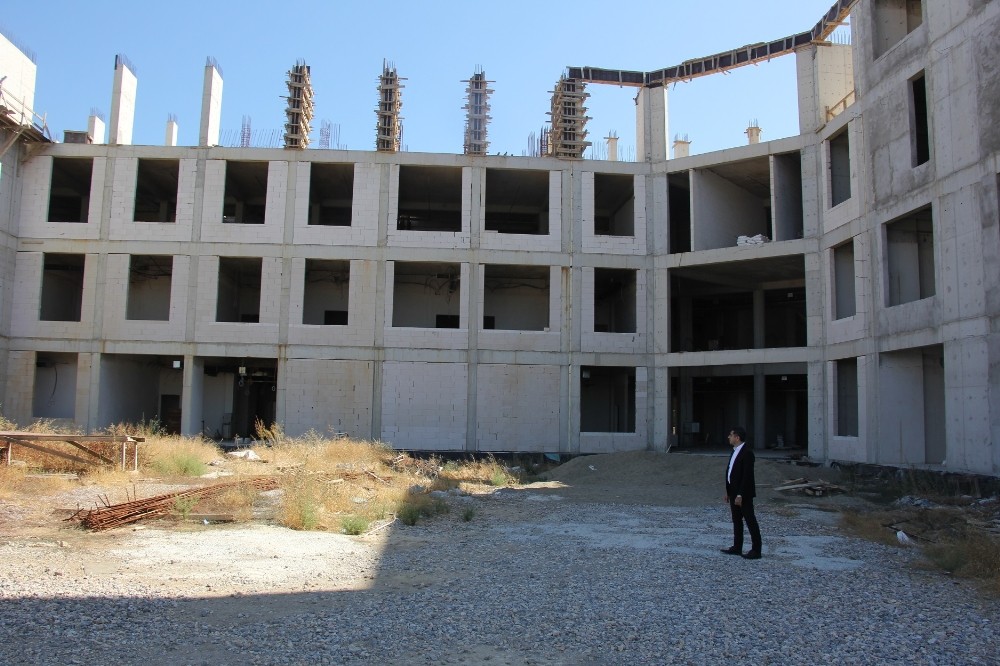 İnşaatı duran 75 yataklı devlet hastanesinde çalışmalar yeniden başladı 