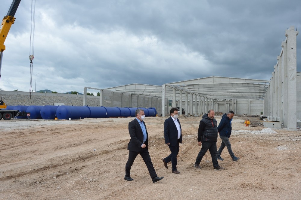 İnşaatı süren gaz beton fabrikasını gezdiler 