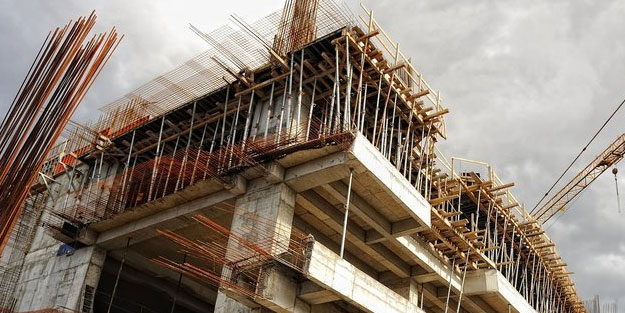 İnşaatın 4'üncü katından düştü