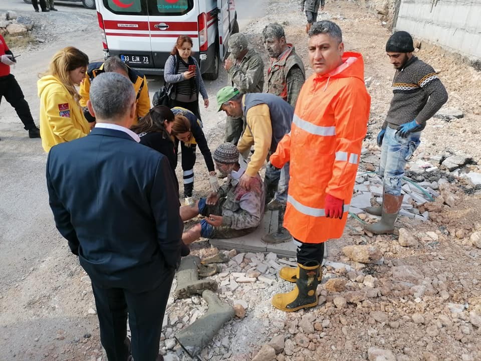 İnşaatın beton kalıbı çöktü: 3 yaralı 