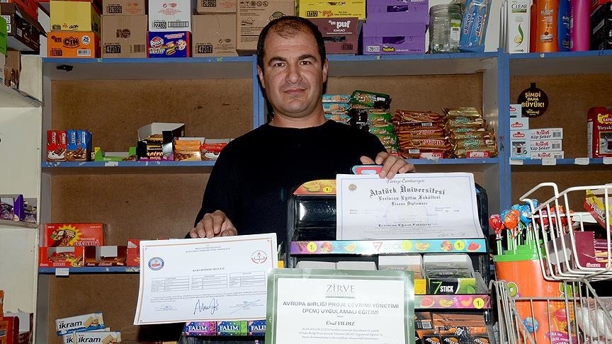 İnşaatlarda amelelik yaparak iki fakülte bitirdi