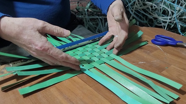 İnşaatlardan topluyor sanata dönüştürüyor