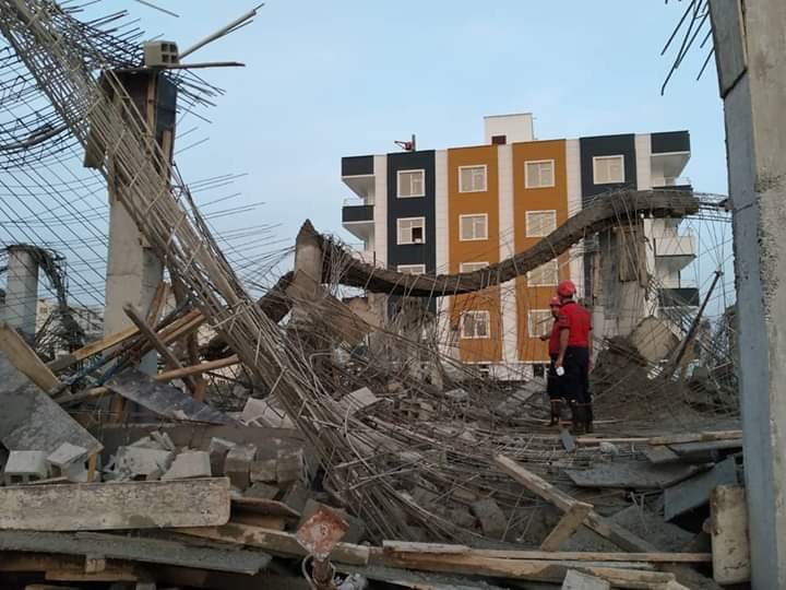 İnşaatta beton kalıp çöktü: 2 yaralı 