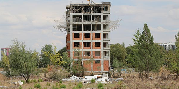 İnşaattan beton zemine düşen işçi kurtarılamadı