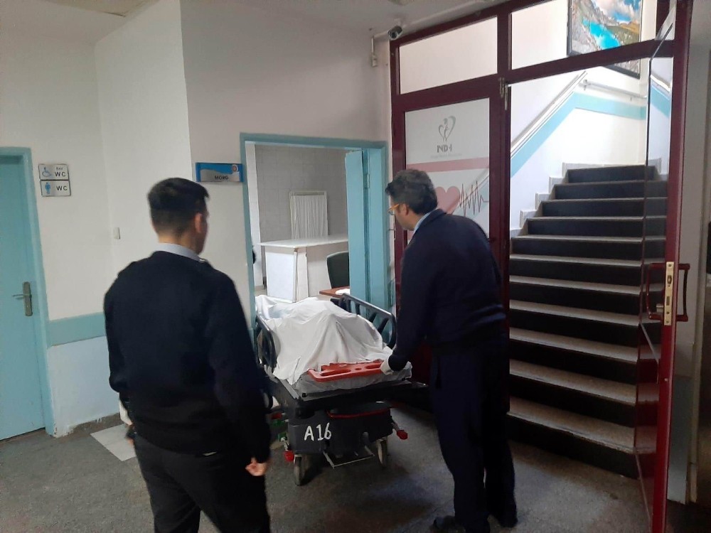 İnşaattan düşen kalıp işçisi öldü 
