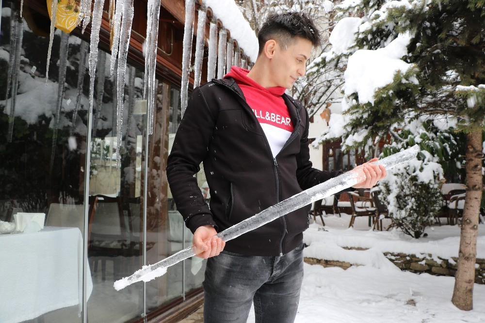 İnsan boyunda sarkıtlar 