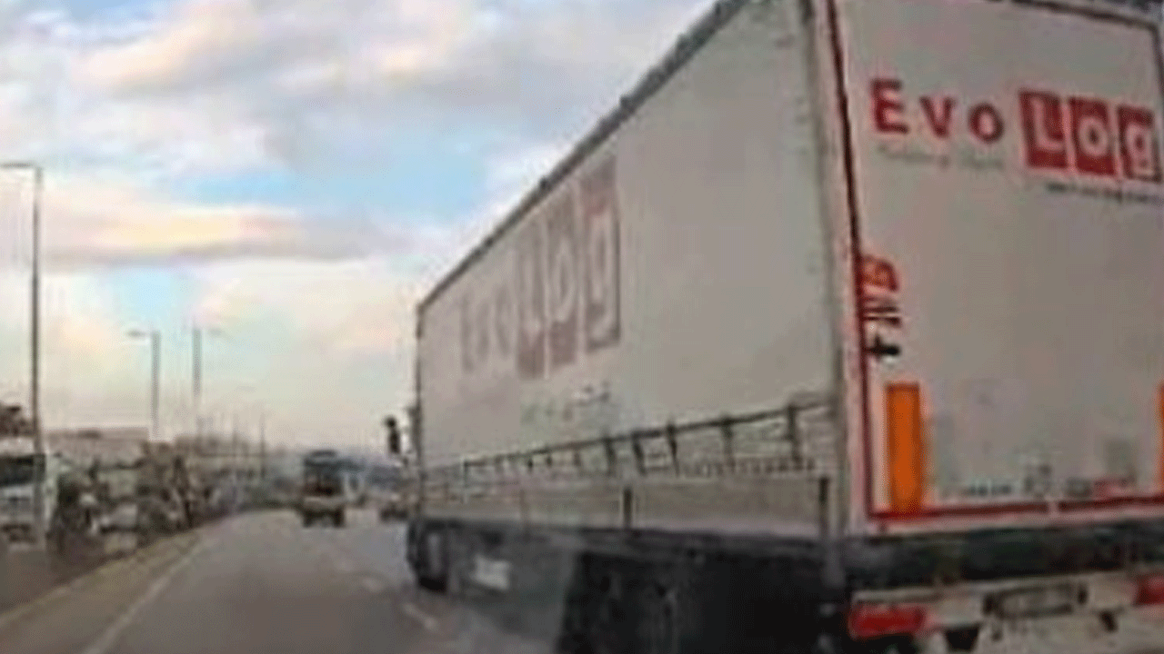 Balıkesir'de tır trafiği birbirine kattı!