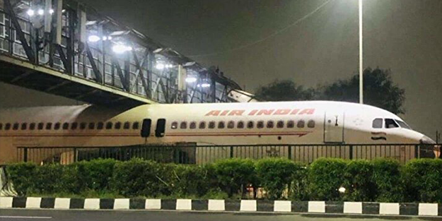 İnsan hayret ediyor: Uçak köprünün altında sıkıştı!