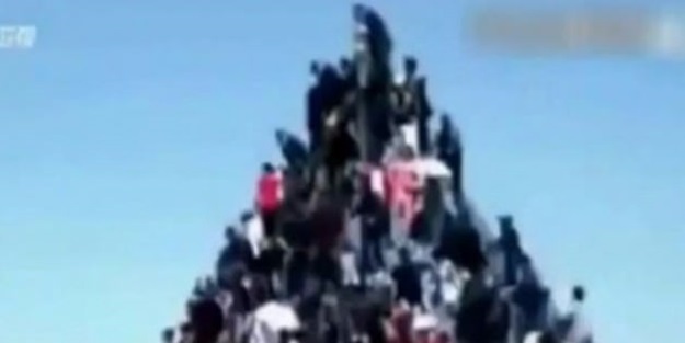 İnsan piramidi çöktü: 2 ölü, 45 yaralı