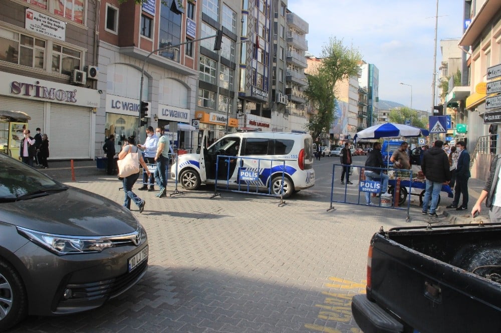 İnsan yoğunluğu artınca ilçe merkezi araç girişlerine kapatıldı 