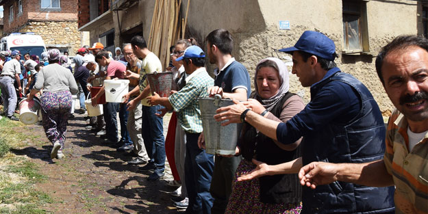 İnsan zinciri oluşturup yangına müdahale ettiler