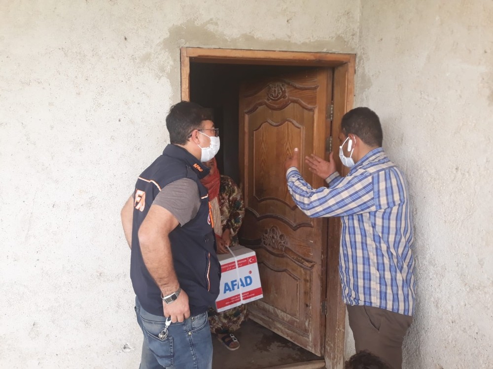 İnsani yardımlara sosyal mesafeli dağıtım 