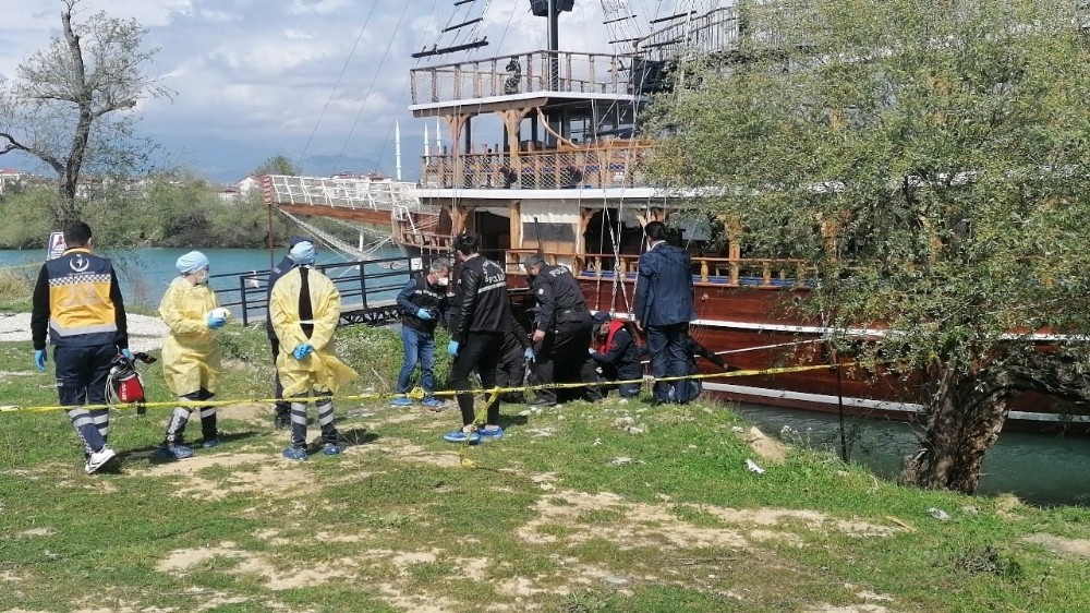 İnsanların gözü önünde kıyafetleri ile yürüyerek girdiği ırmakta boğuldu 