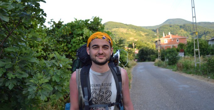 İnsanlarla iletişim problemini yenmek için otostopla Türkiye’yi geziyor