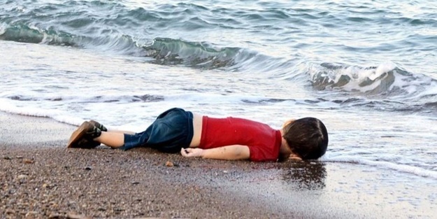 İnsanlığın kıyıya vurduğu o fotoğraf halen yüreklerde! Tam 7 yıl oldu