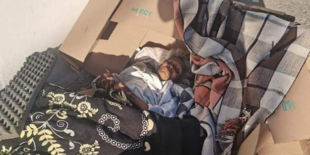 İnsanlık ayıbı! Yaşlı kadın ailesi tarafından karton kutuda ölüme terk edildi