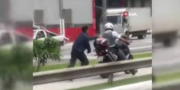 İnsanlık dışı görüntü! Polis, motoruna kelepçelediği siyahiyi peşinden koşturdu