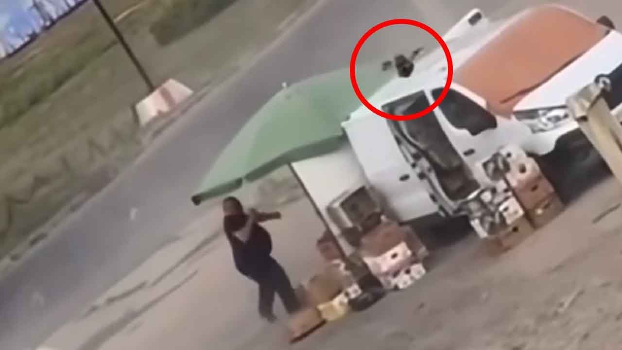 İnsanlık dışı vahşet kamerada! Ukrayna dronu silahsız sivilin üzerinde patladı!