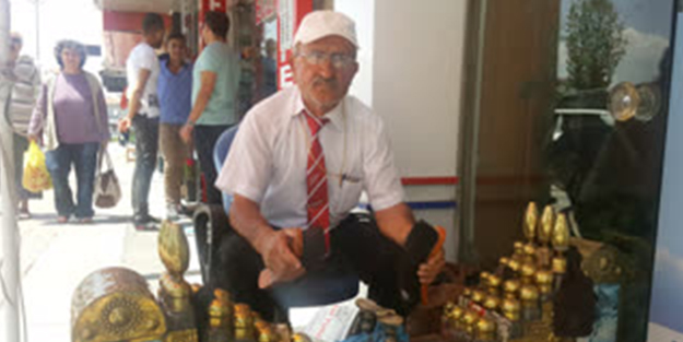 'İnsanlık ölmemiş' dedirten olay! Ayakkabı boyacısından alkışlanacak hareket