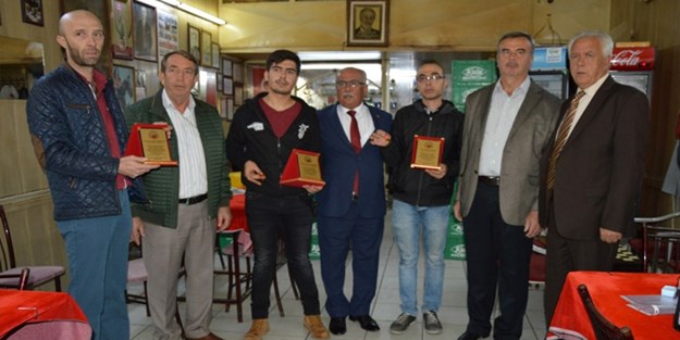 İnsanlık ölmemiş! İçinde 60 bin lira olan çantayı sahibine teslim ettiler