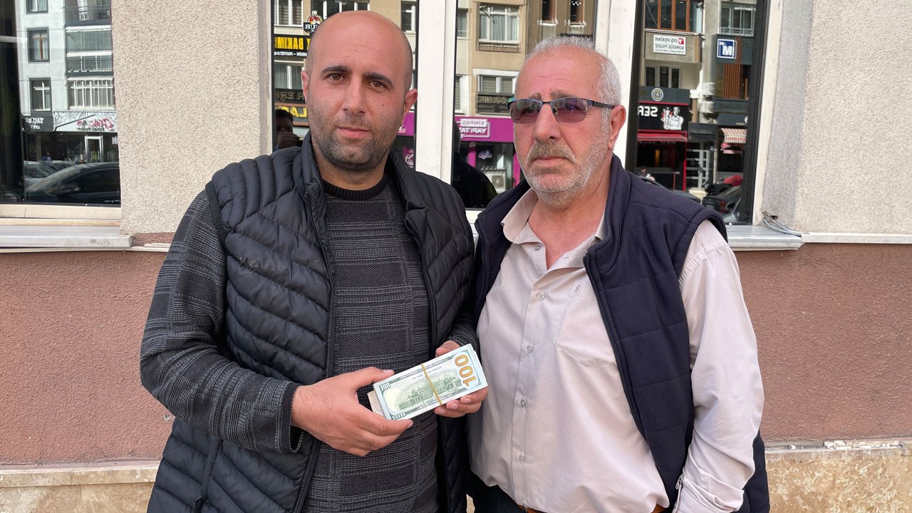 İnsanlık ölmemiş! Kaldırımda servet buldular