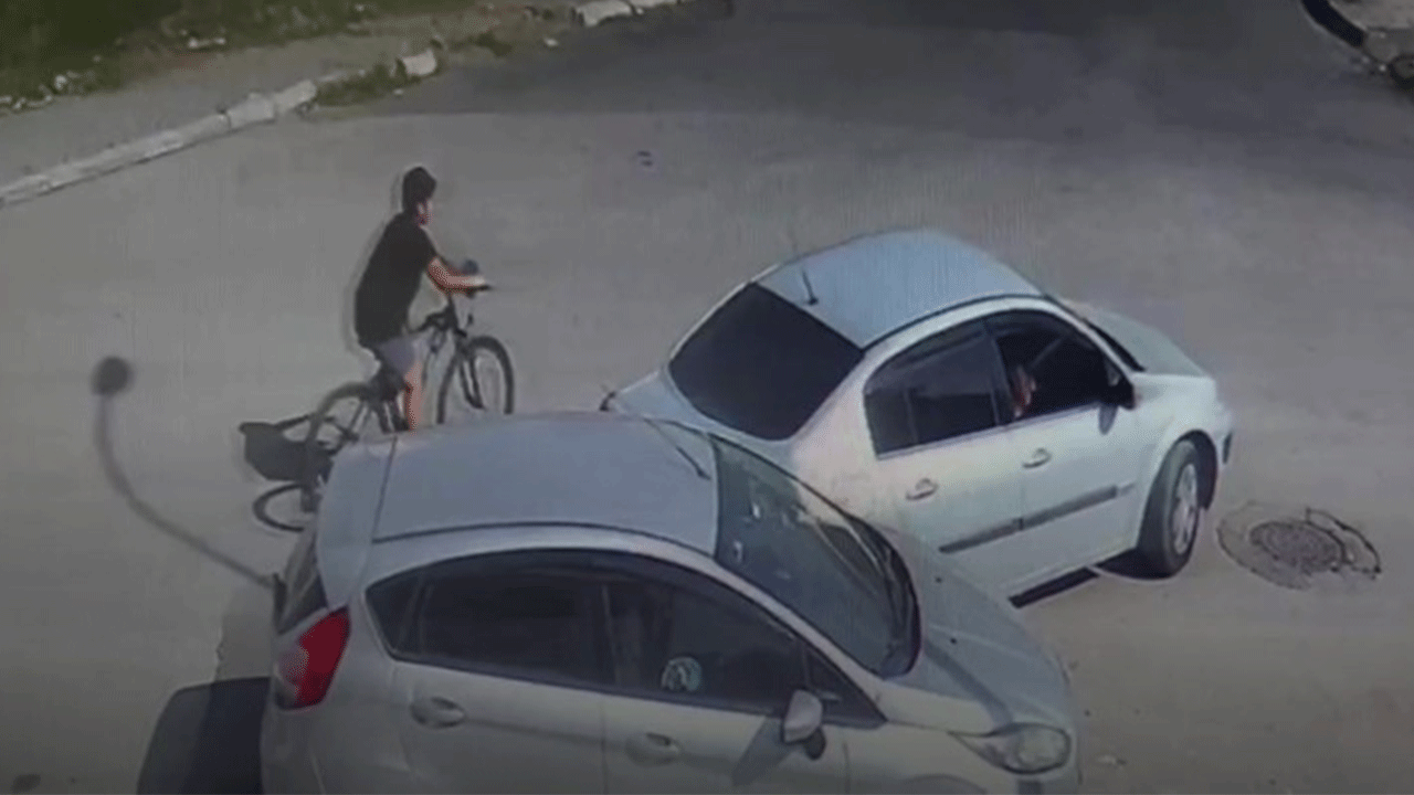 İnsanlık ölmüş dedirten görüntü! Yaptığı pes dedirtti!