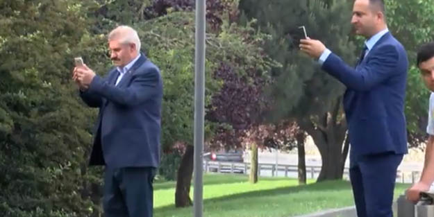 İnsanlık ölmüş dedirten olay! Dakikalarca izleyip video çektiler