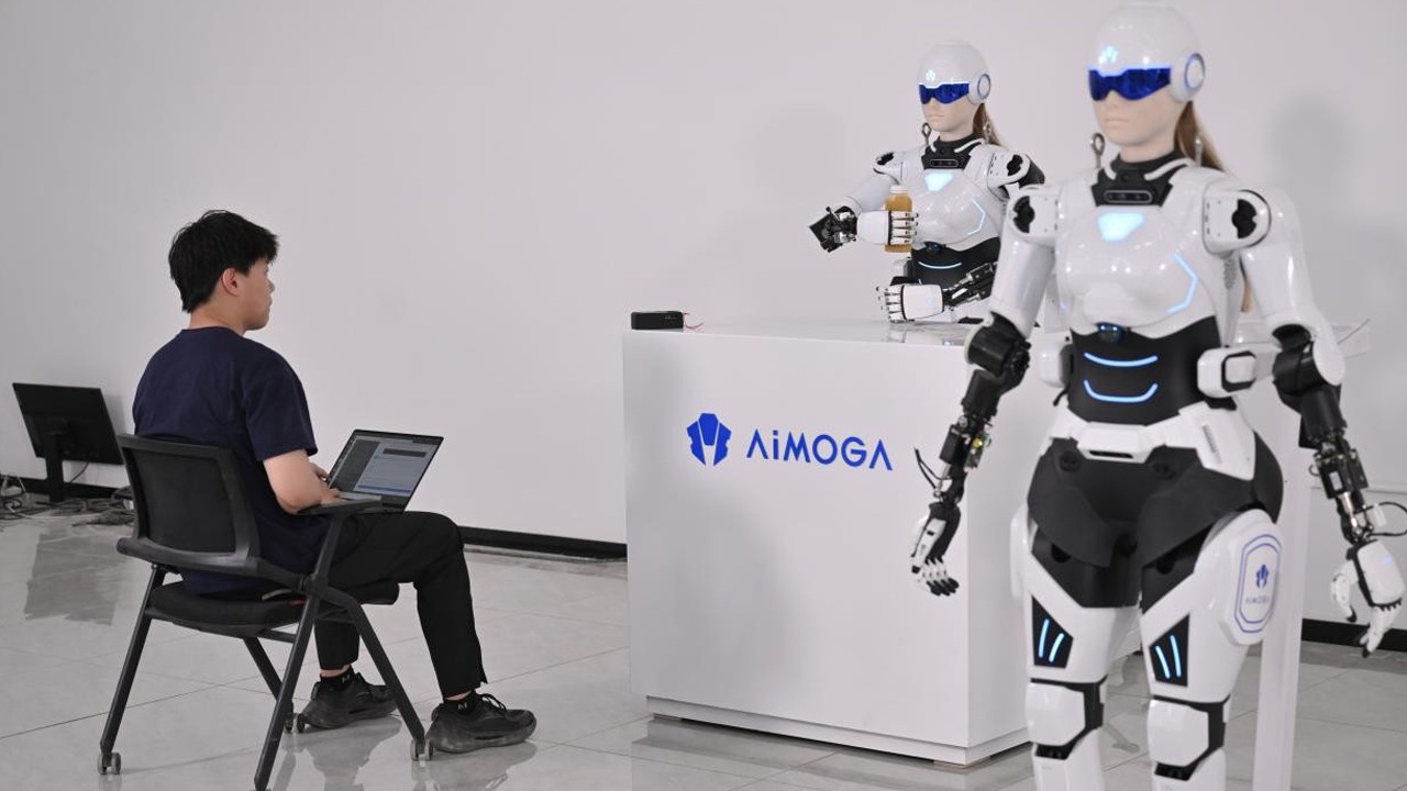 İnsanlık sonrası başlangıç! Robotlar, fuar alanında su taşıyıp misafir karşıladı!