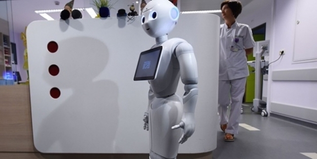 ​İnsansı robot hastanede işe başladı