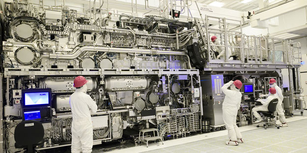 Intel herkesin istediği High-NA EUV makinesini aldı