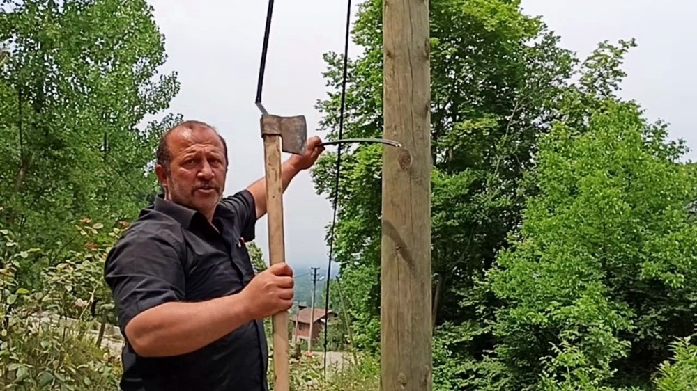 İnternet hizmeti alamayan muhtar önce kabloları kesti, sonra direkleri parçaladı 