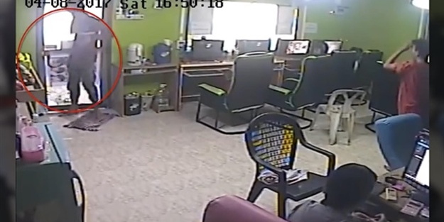 İnternet kafe basan atarlı yılan