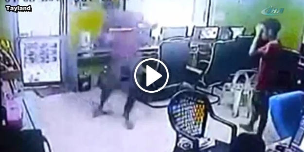 İnternet kafede yılan dehşeti!