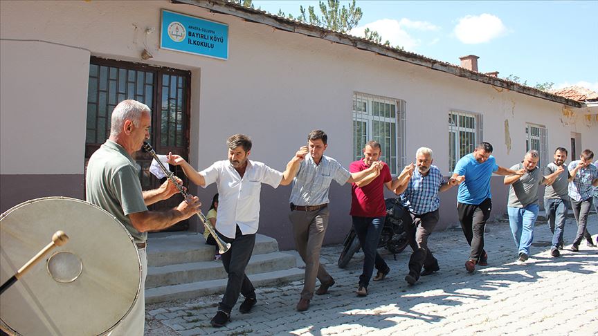 İnternete kavuşan köylülerin sevinci