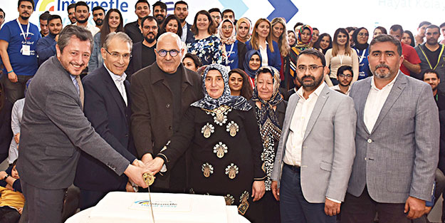 İnternetle hayatı kolaylaştırdı, birçok başarı hikâyesine imza attı